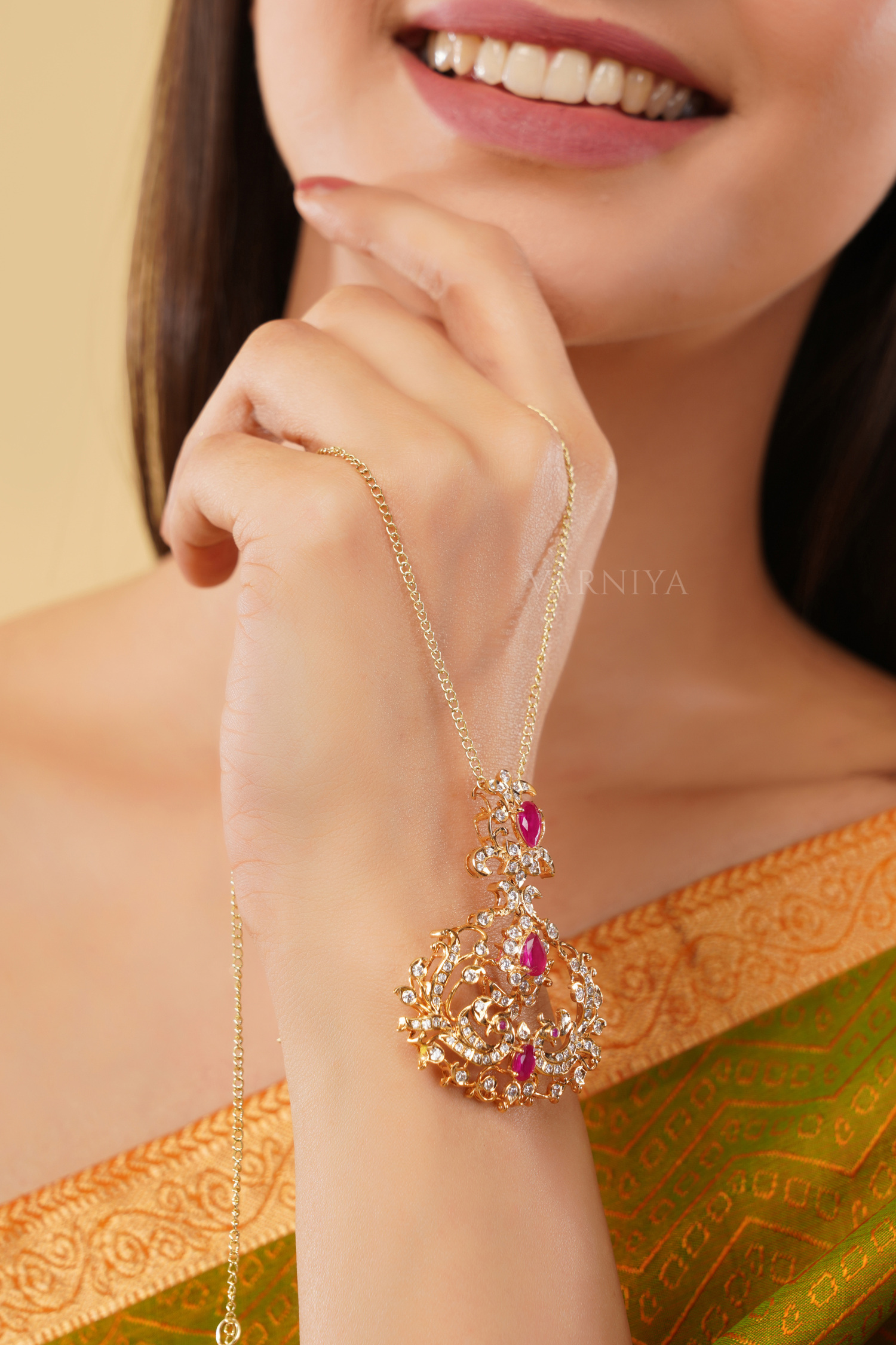 Traditional Elegant Teardrop Outline Pendant