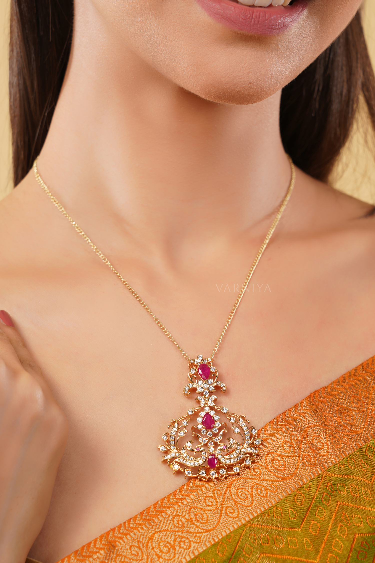 Traditional Elegant Teardrop Outline Pendant