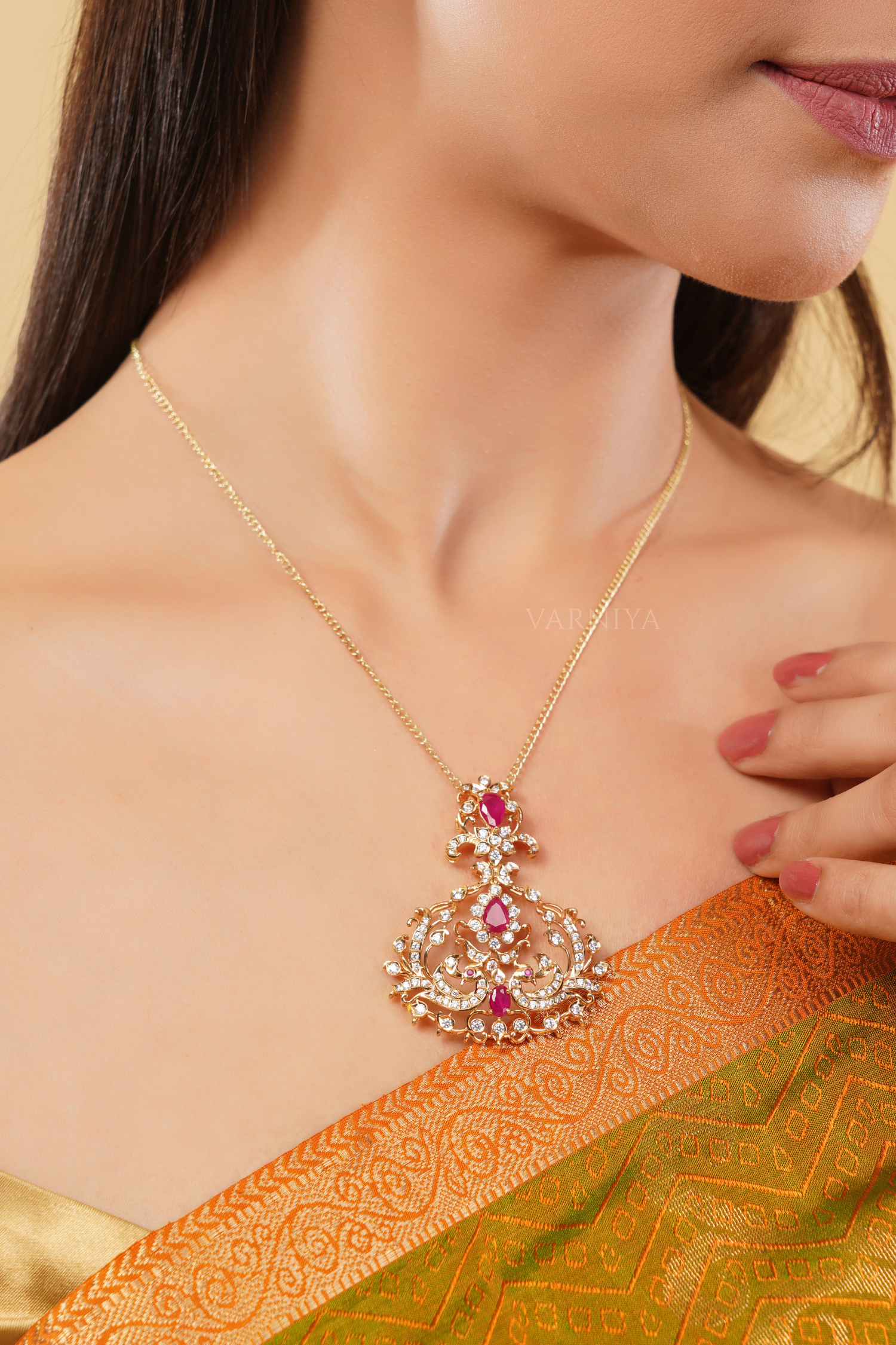 Traditional Elegant Teardrop Outline Pendant