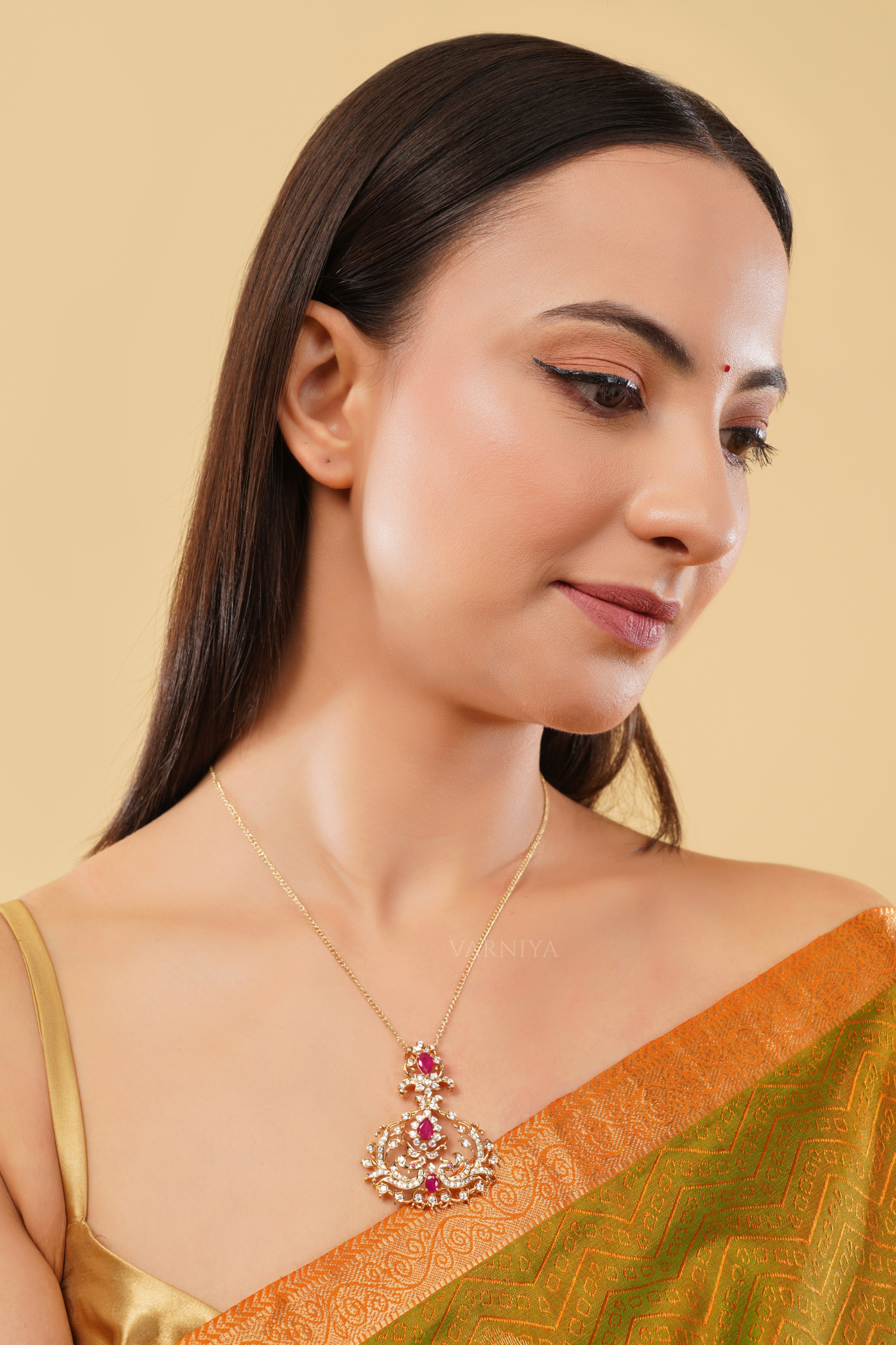 Traditional Elegant Teardrop Outline Pendant