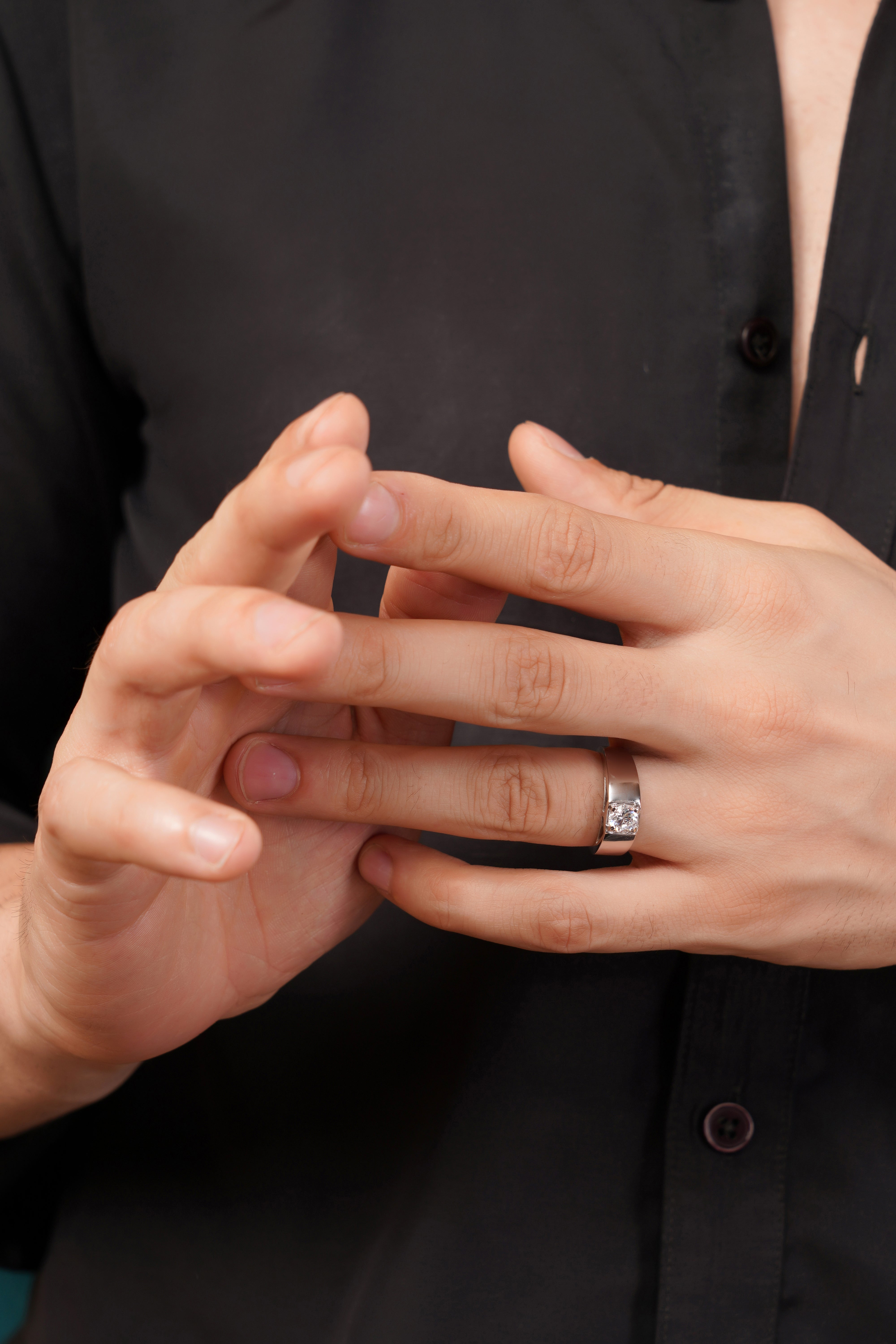 Noble Ring with a Round Solitaire