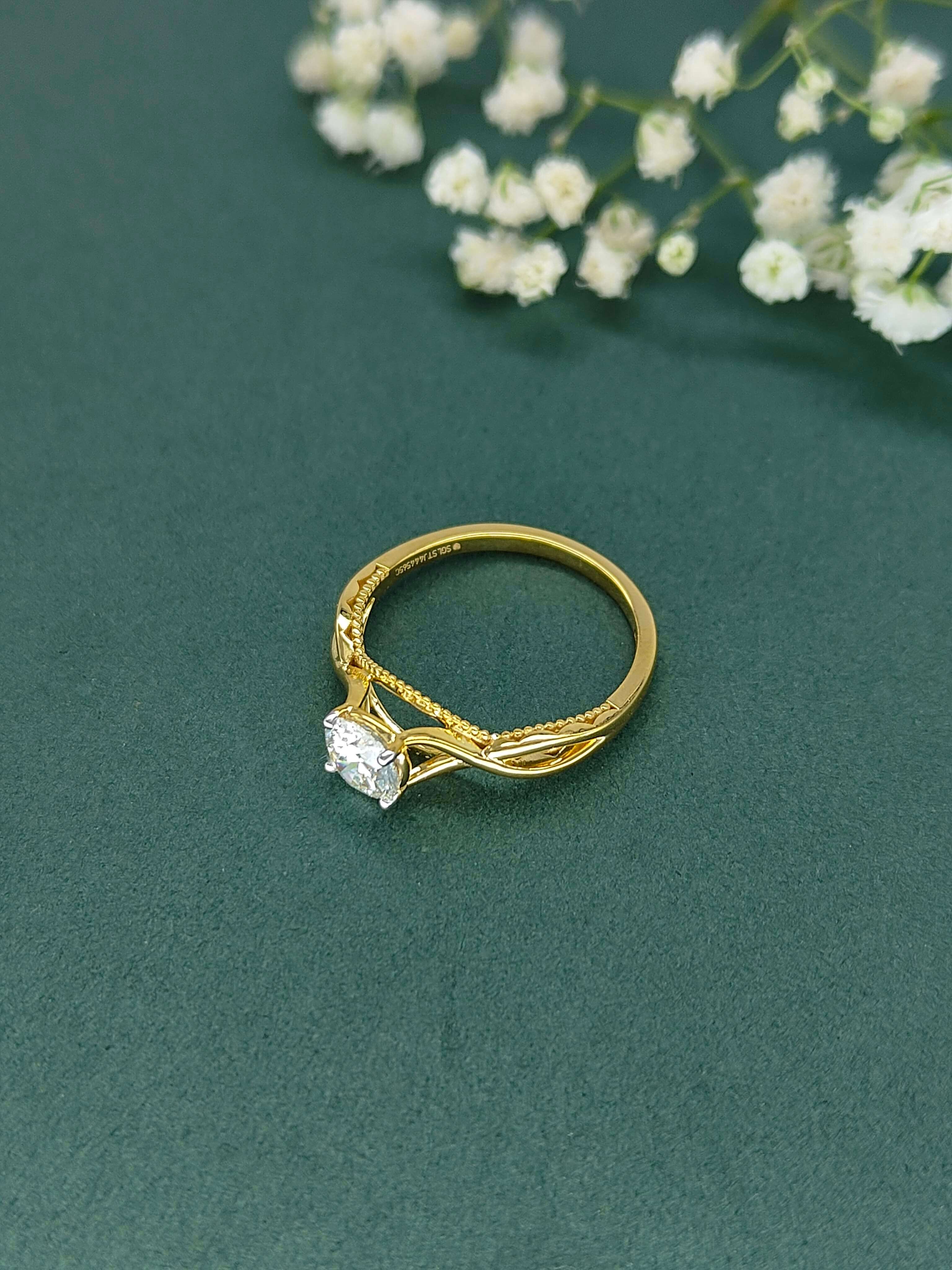 DULCE HALO ROUND BRILLIANT SOLITAIRE PAVÉ RING