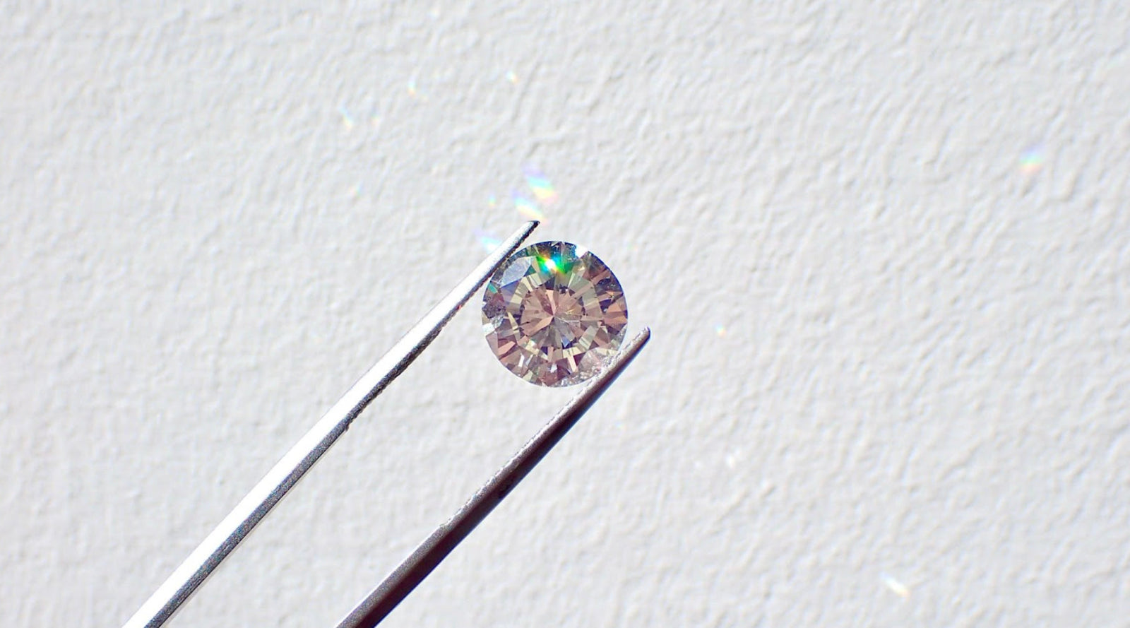 Lab-Grown Diamonds vs. Real Diamonds: Spot the Differences Easily