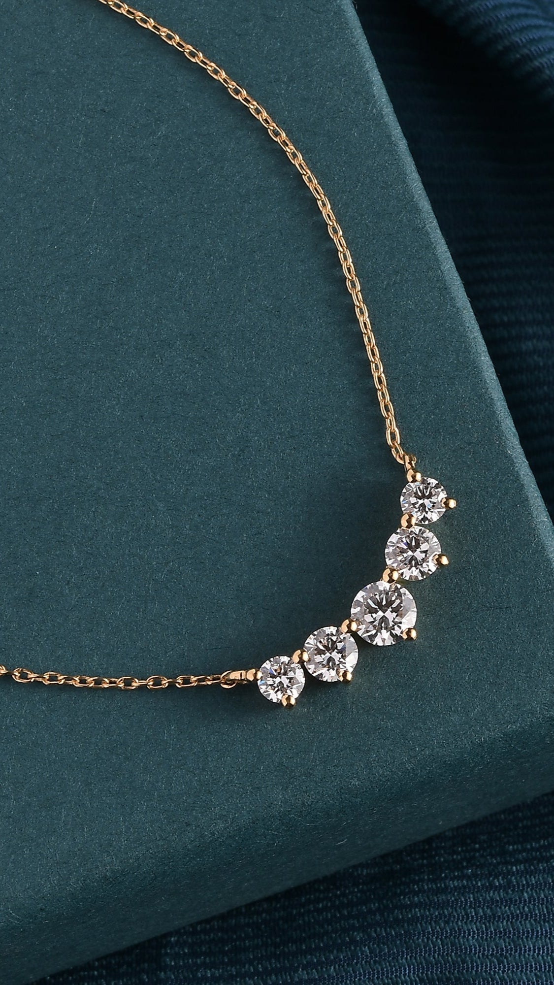 Stella Arc Pendant with Round Brilliant Diamonds