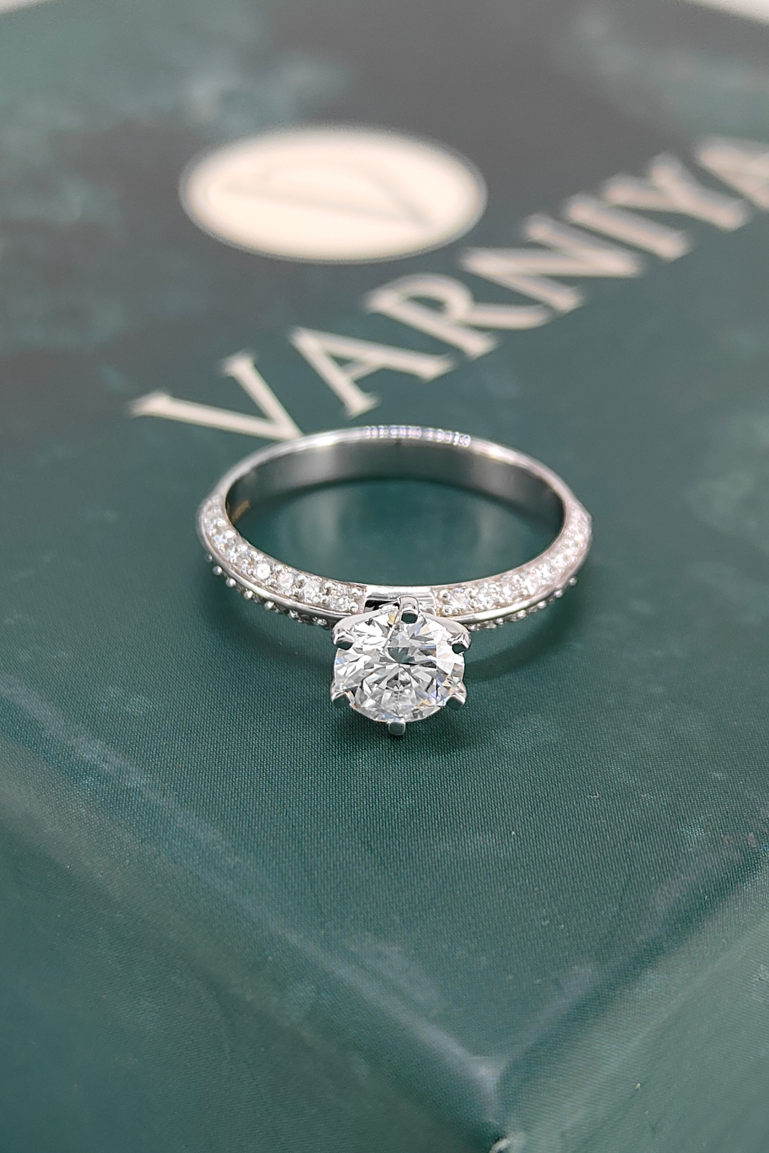 Amália Round Brilliant Solitaire Pavé Ring