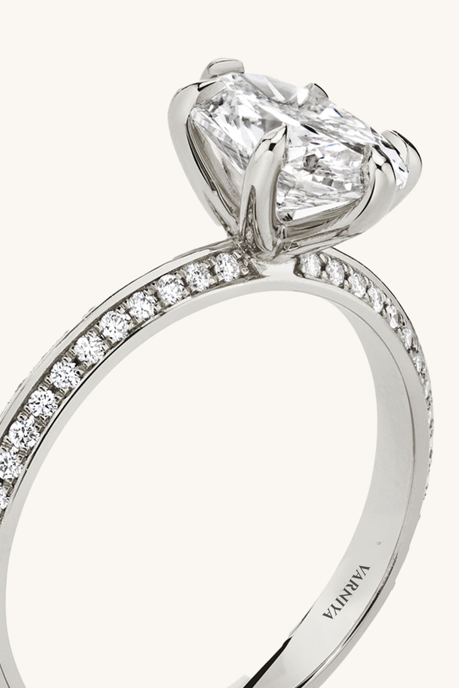 Amália Oval Solitaire Pavé Ring