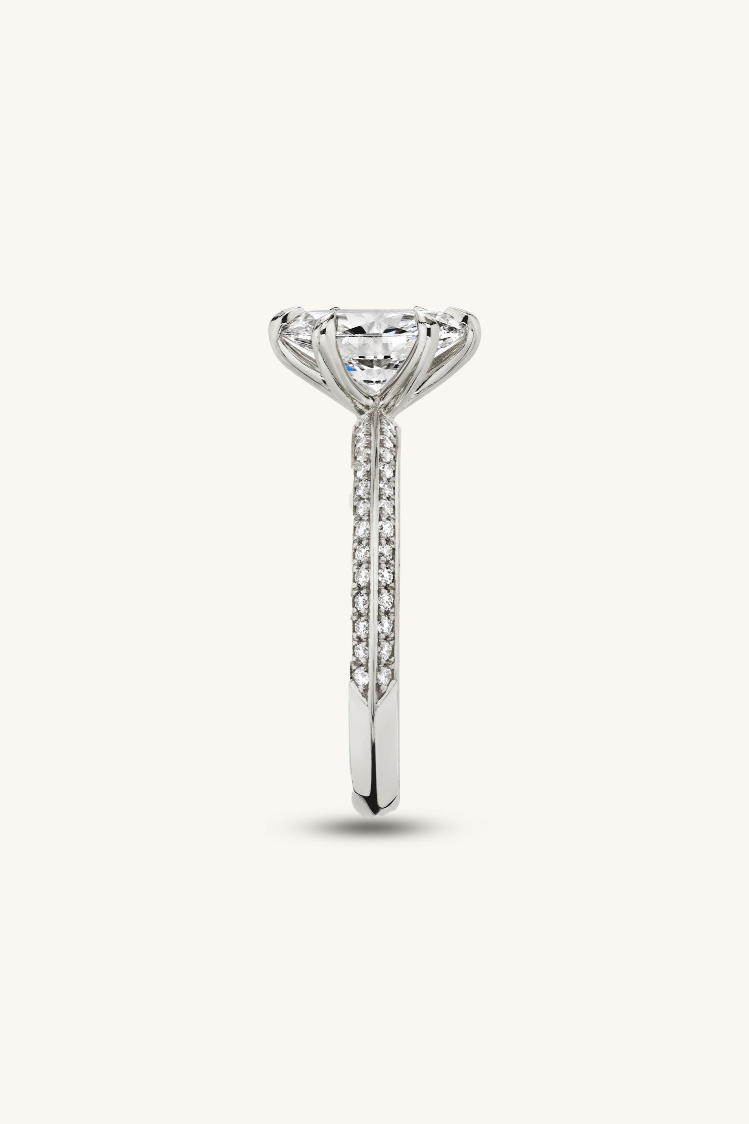 Amália Oval Solitaire Pavé Ring