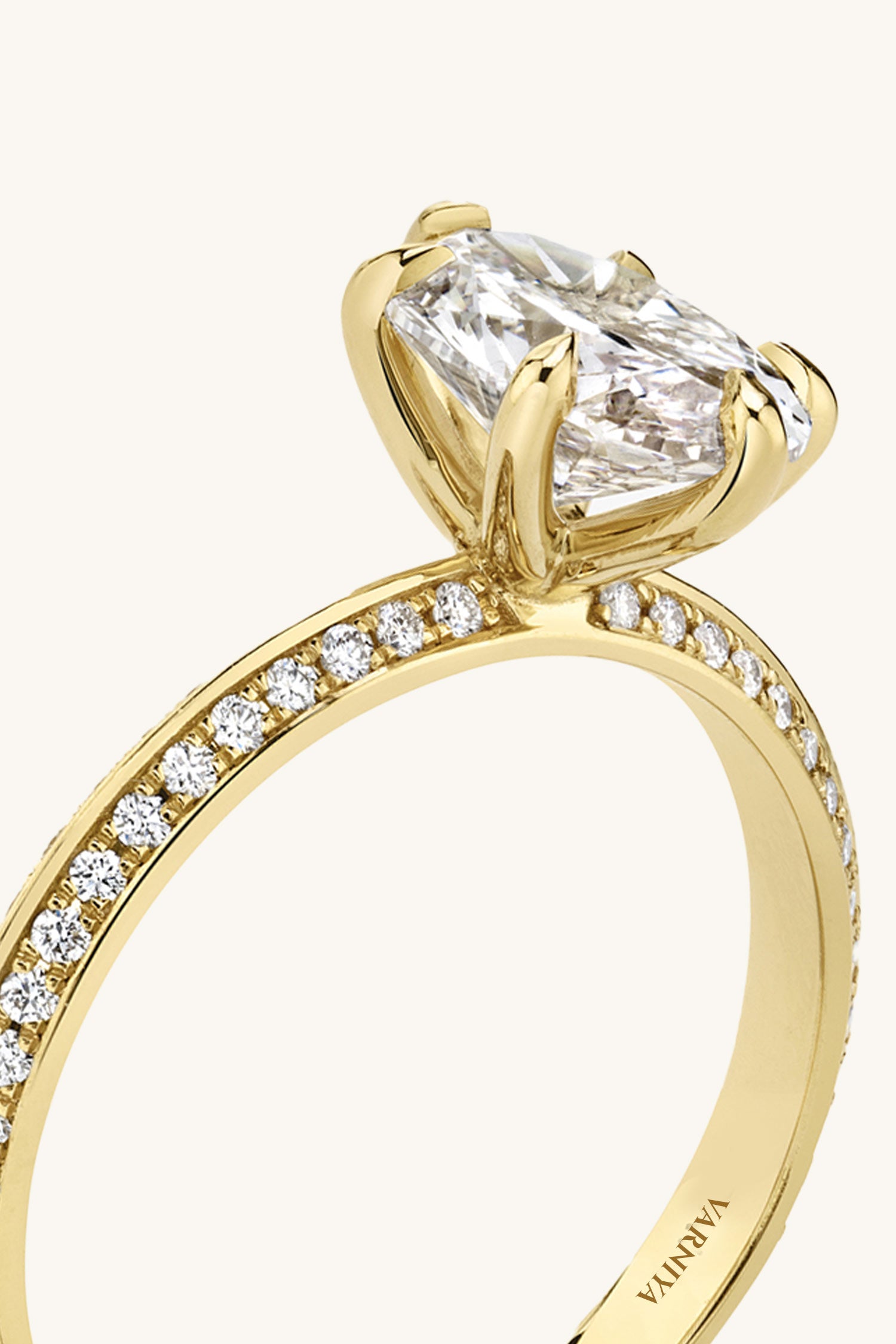 Amália Oval Solitaire Pavé Ring