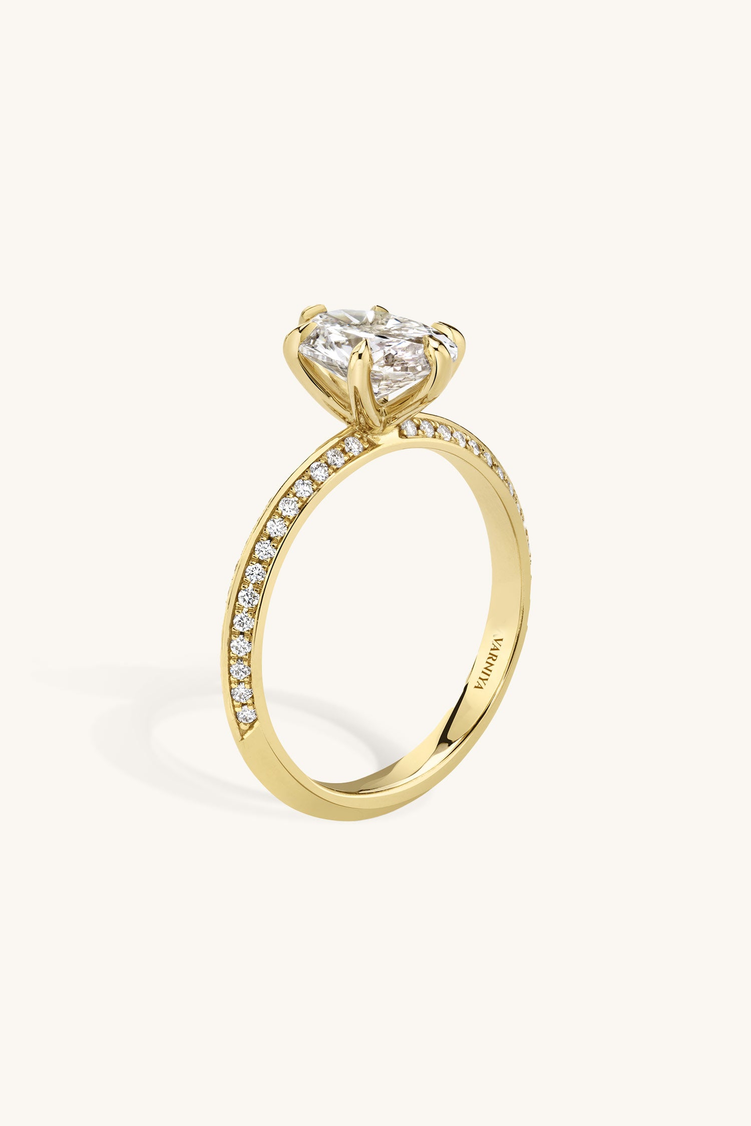 Amália Oval Solitaire Pavé Ring