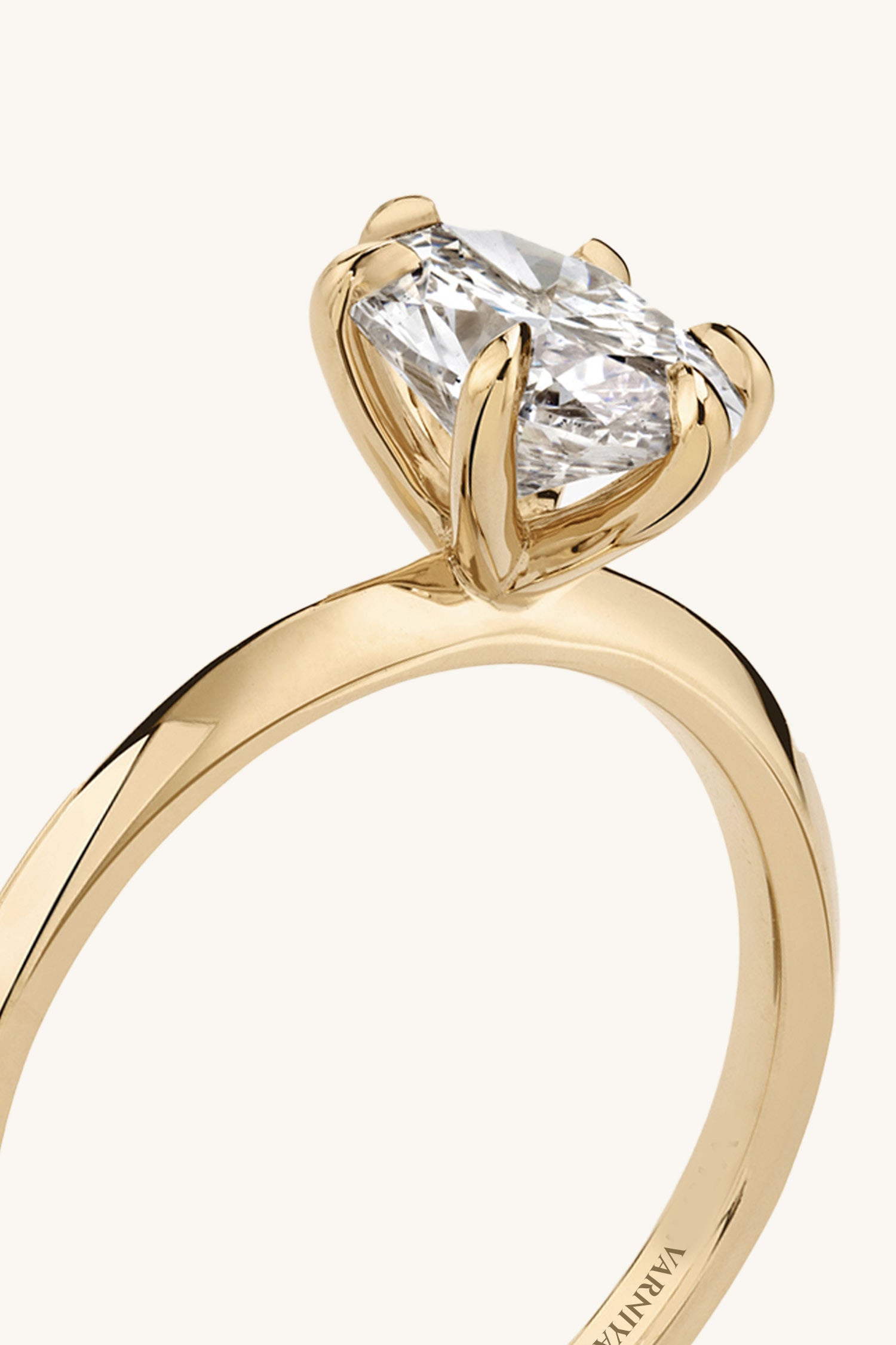 Amália Oval Solitaire Ring