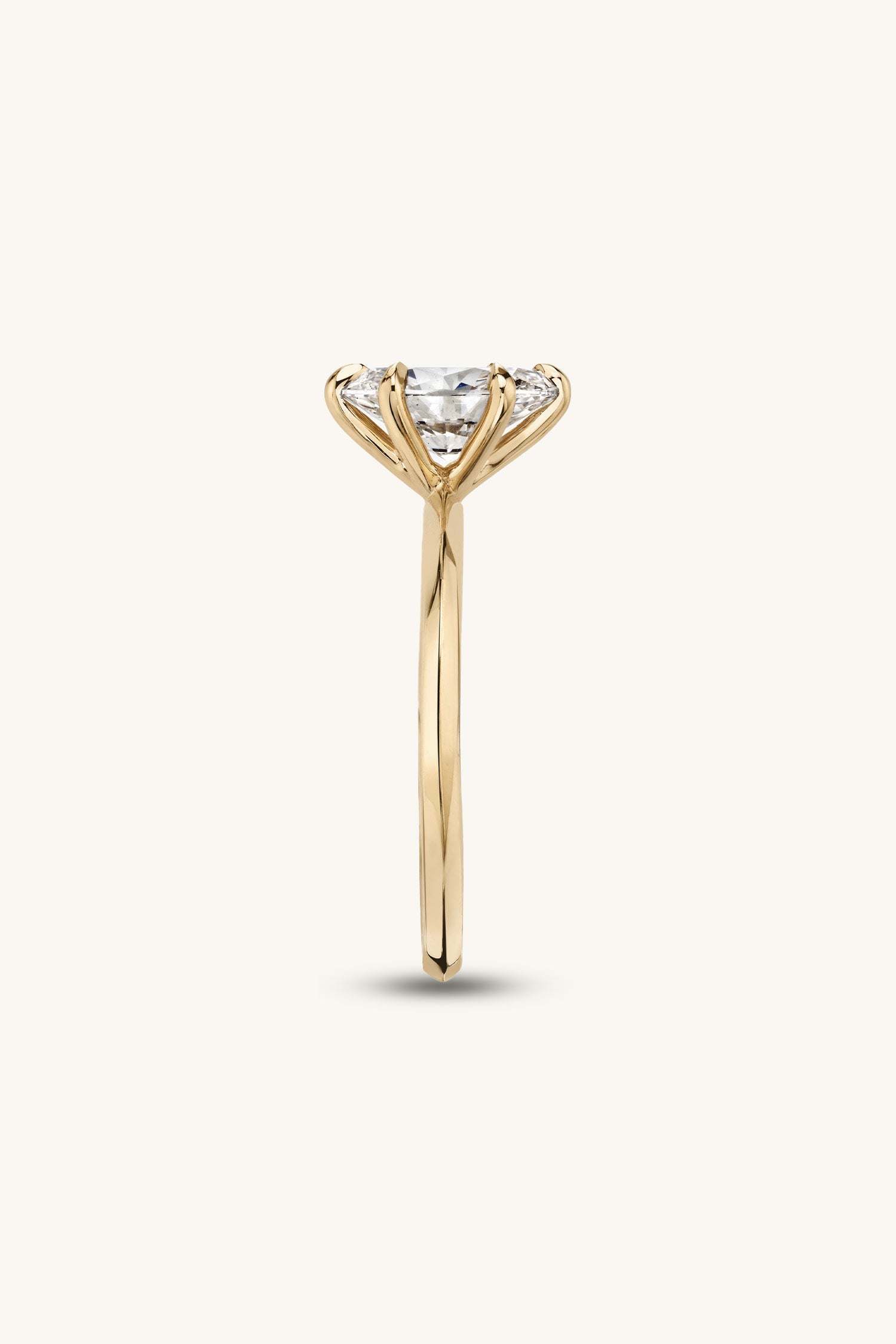 Amália Oval Solitaire Ring