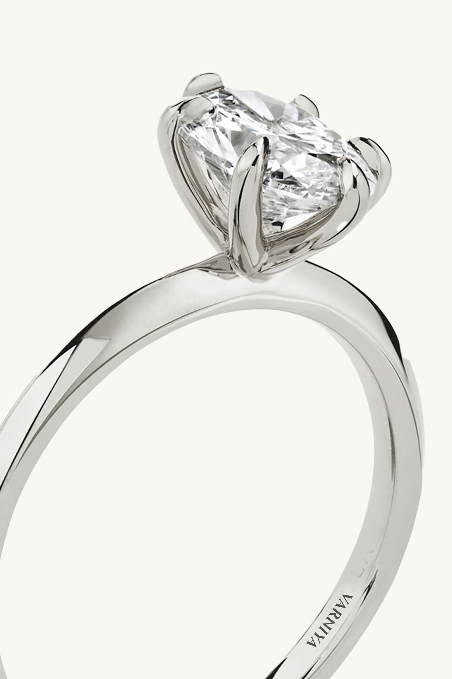 Amália Oval Solitaire Ring