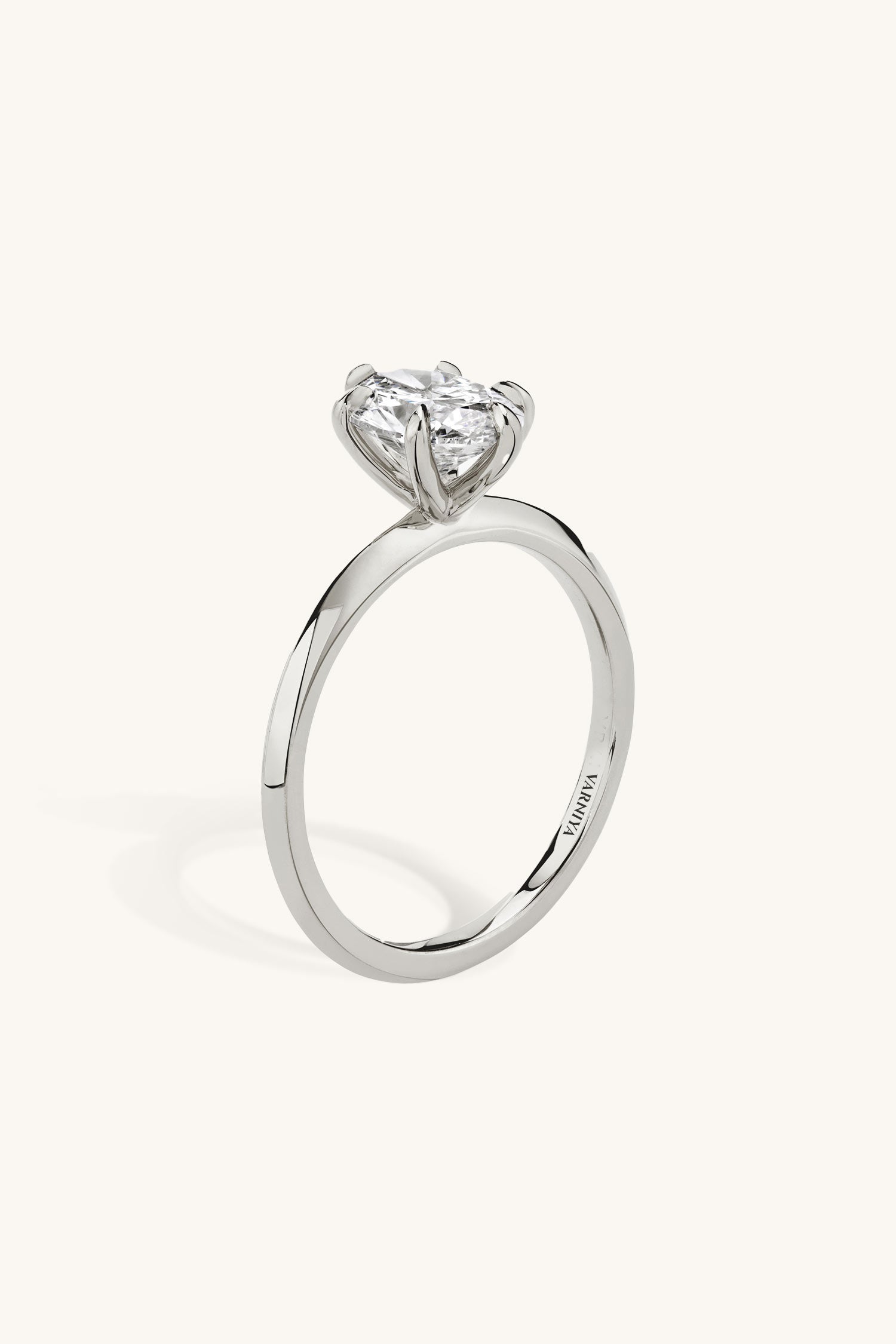 Amália Oval Solitaire Ring