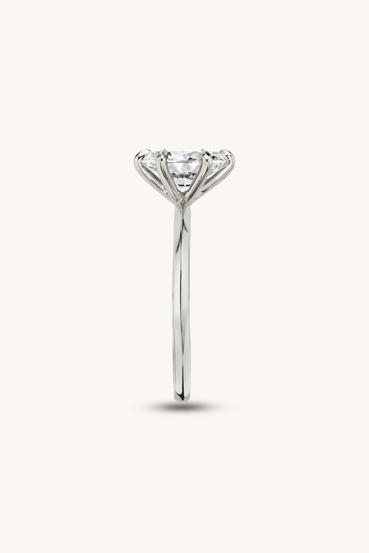 Amália Oval Solitaire Ring