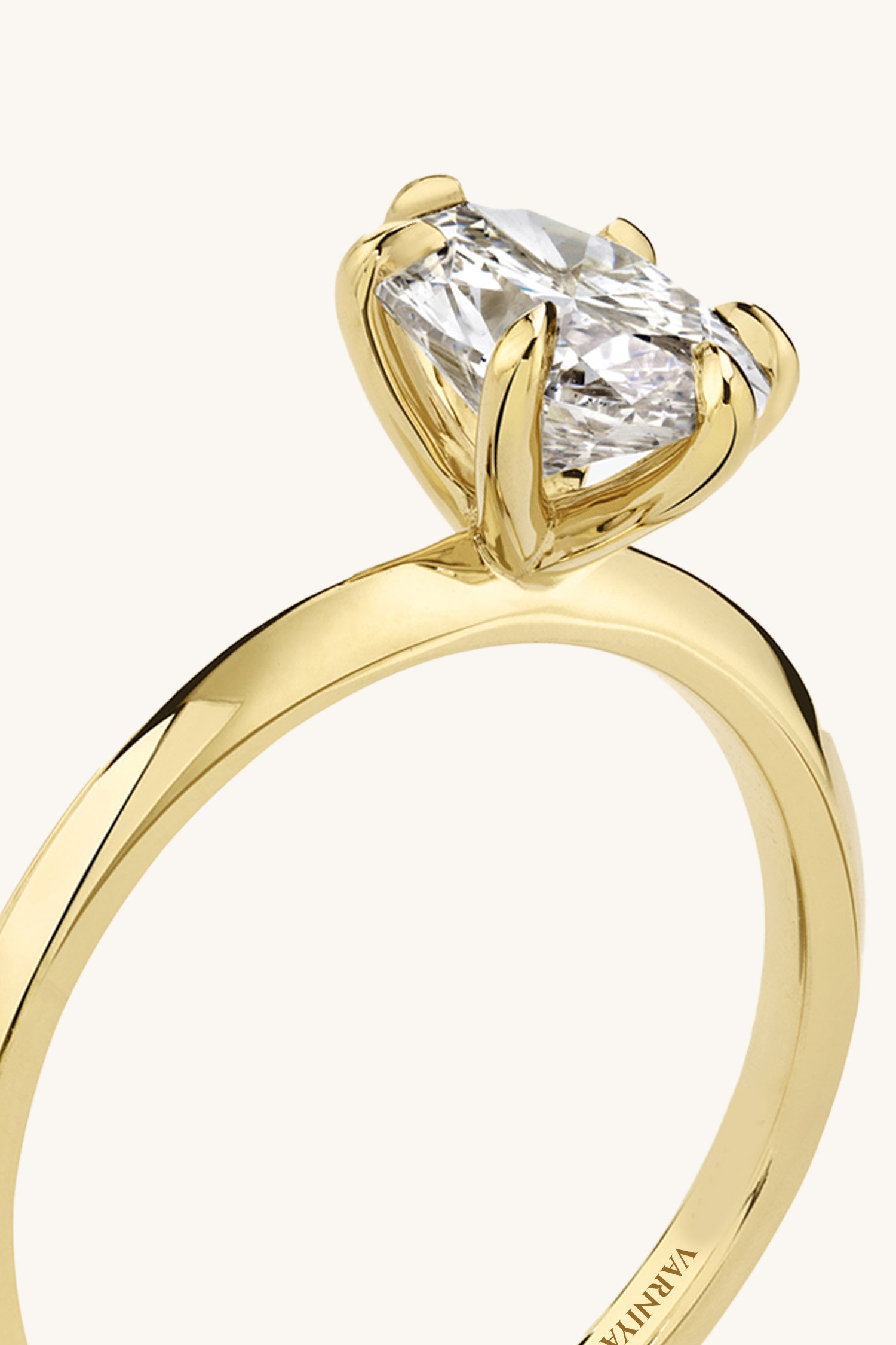 Amália Oval Solitaire Ring