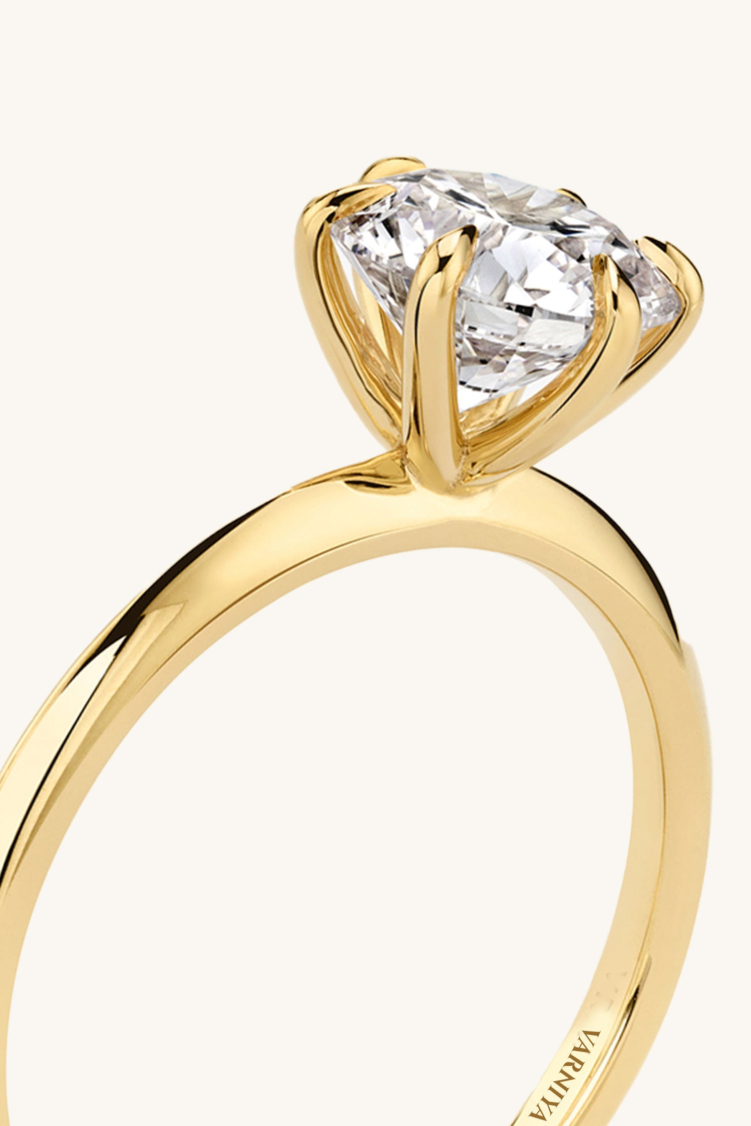 Amália Round Brilliant Solitaire Ring