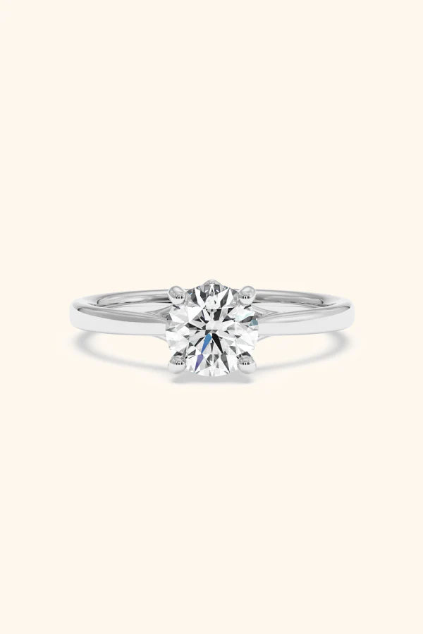 Valentina Ring with a Round Brilliant Soiltare